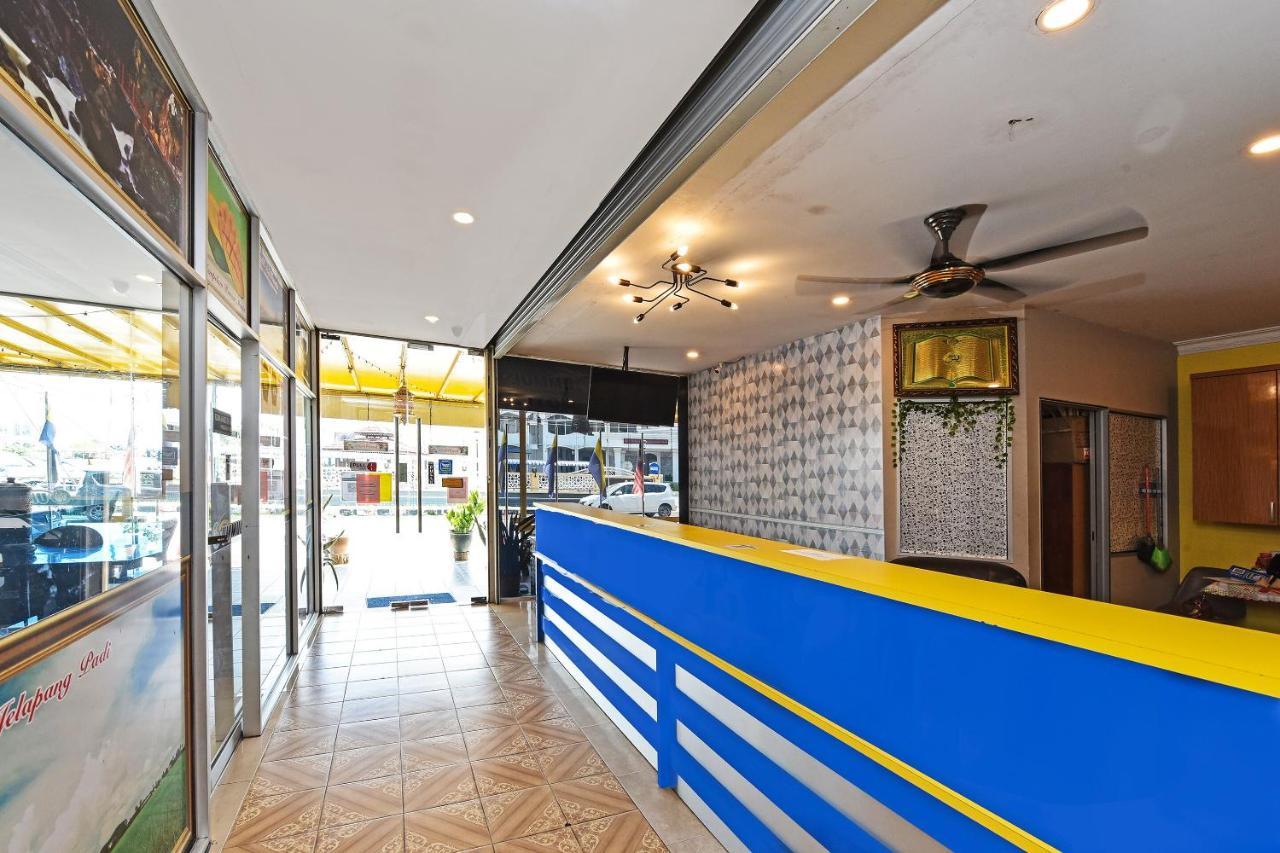 Capital O 90614 Cvia Ummul Hotel 巴东勿刹 外观 照片