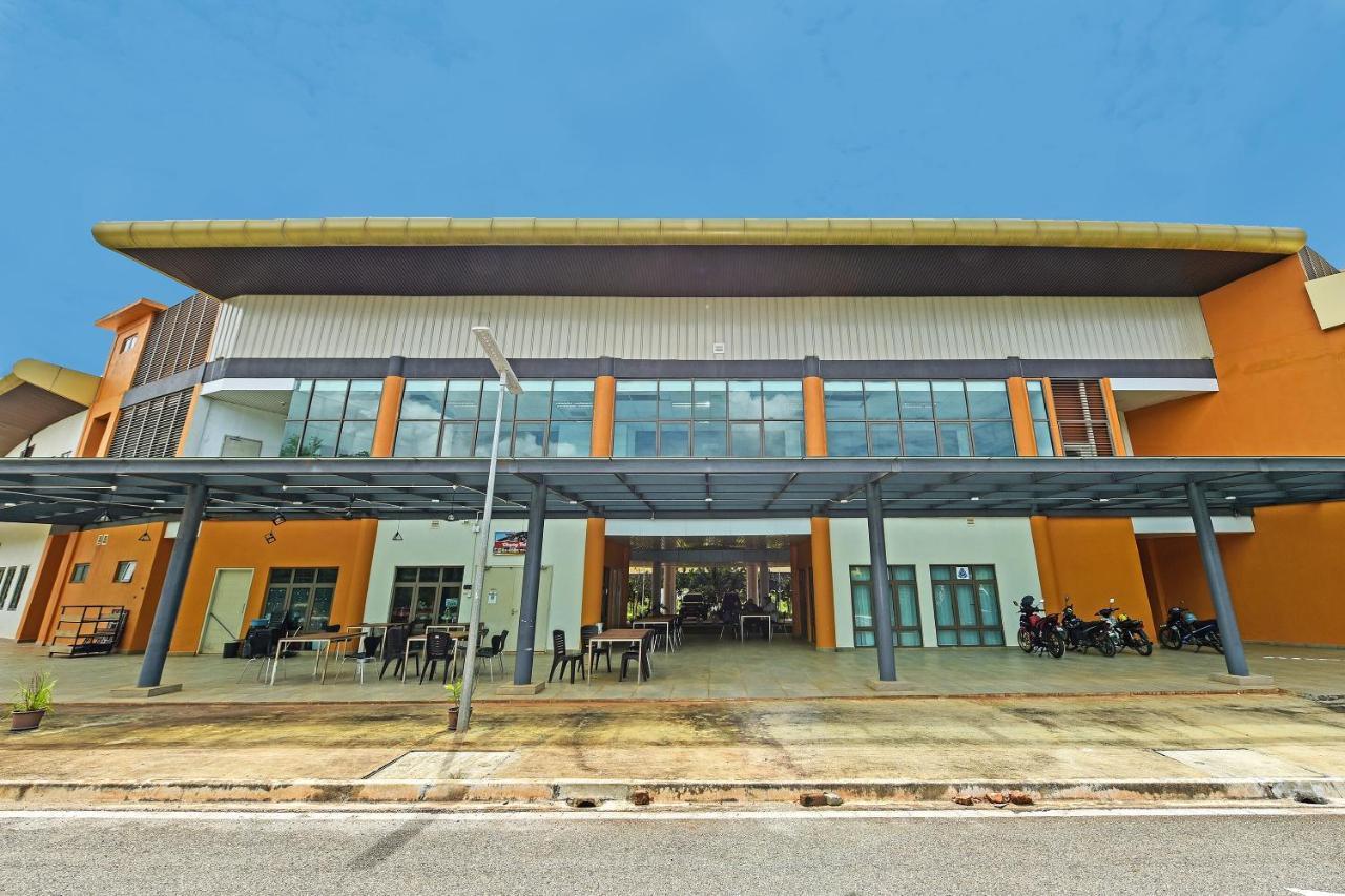 Capital O 90614 Cvia Ummul Hotel 巴东勿刹 外观 照片