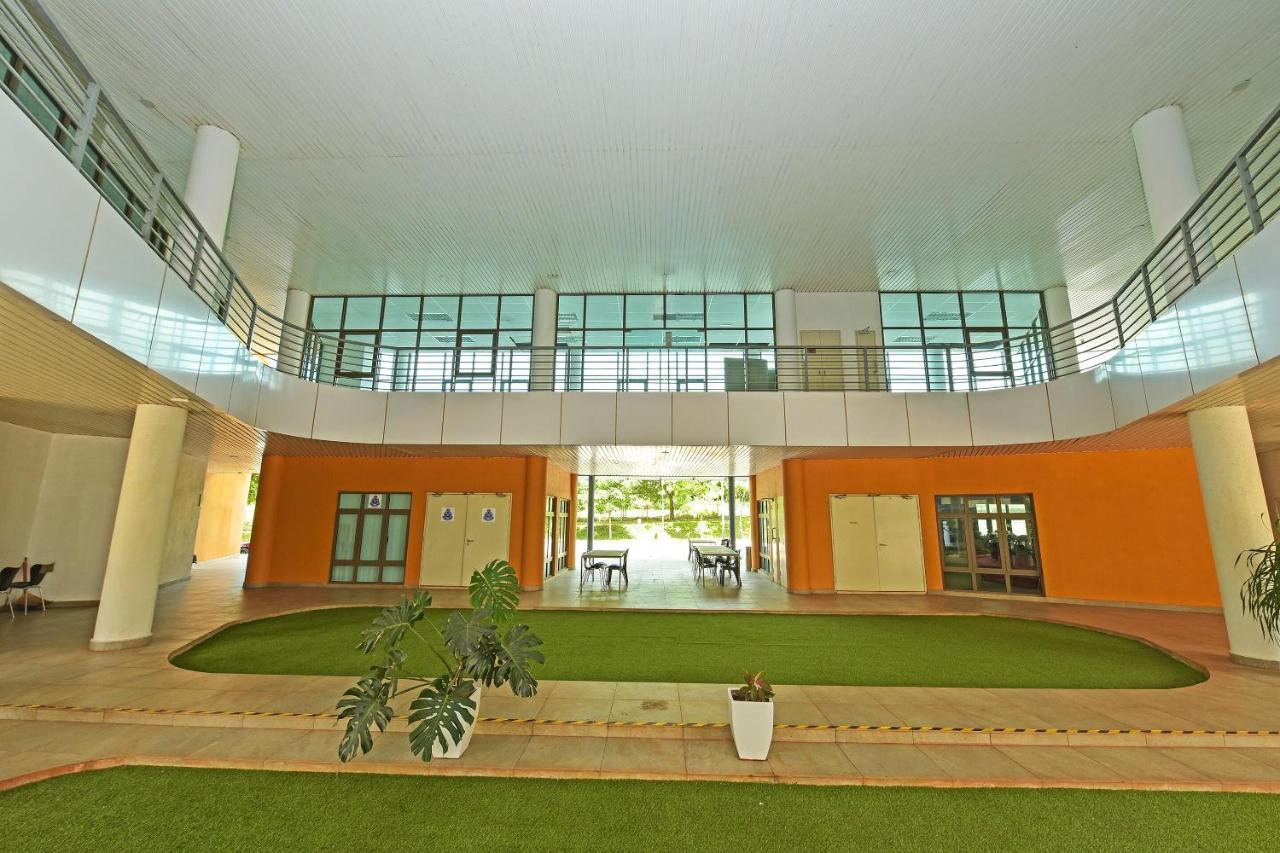 Capital O 90614 Cvia Ummul Hotel 巴东勿刹 外观 照片