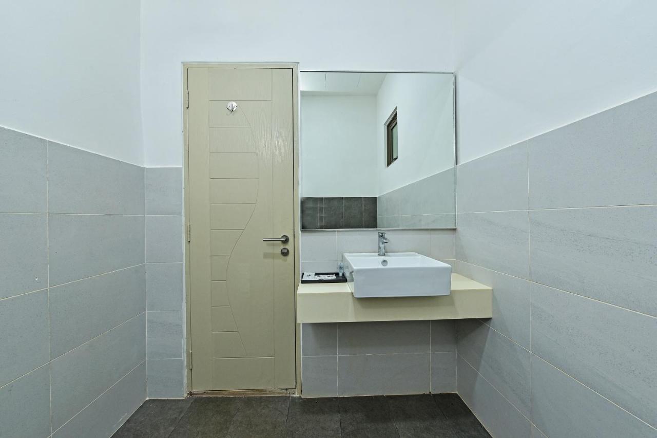 Capital O 90614 Cvia Ummul Hotel 巴东勿刹 外观 照片